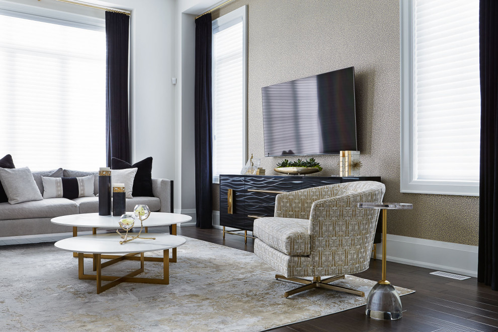 Idee per un grande soggiorno chic aperto con parquet scuro, TV a parete e pavimento marrone