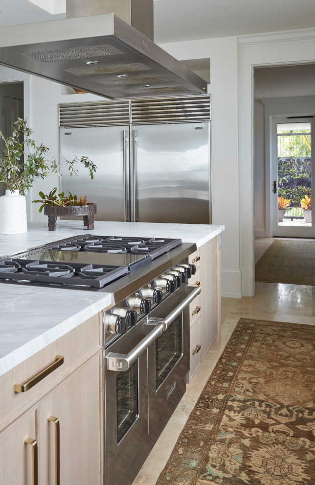 Exempel på ett exotiskt grå grått kök, med luckor med infälld panel, marmorbänkskiva, grått stänkskydd, rostfria vitvaror, en köksö och beiget golv