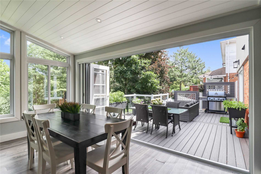 Foto di una grande veranda design con pavimento in vinile, soffitto classico e pavimento multicolore