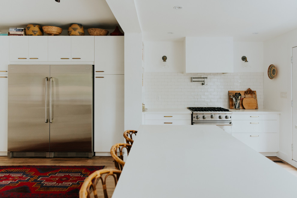 Kitchen - transitional kitchen idea in Toronto