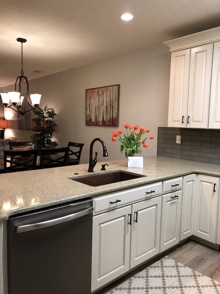 Inspiration for a mid-sized transitional kitchen remodel
