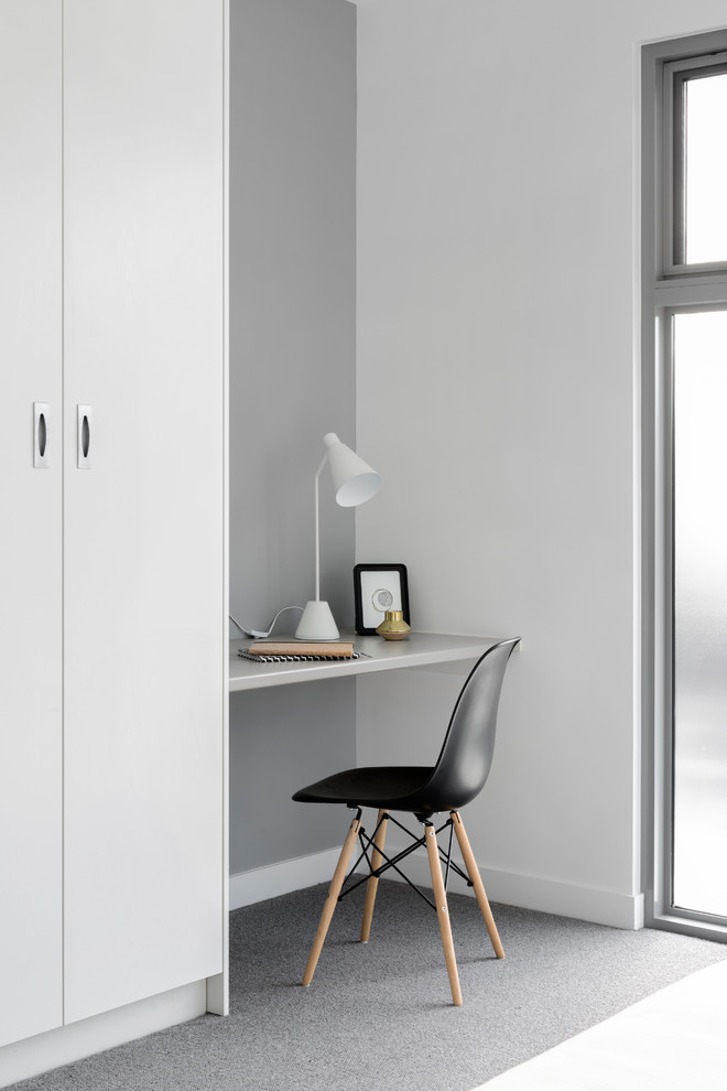 This is an example of a contemporary home office in Melbourne.