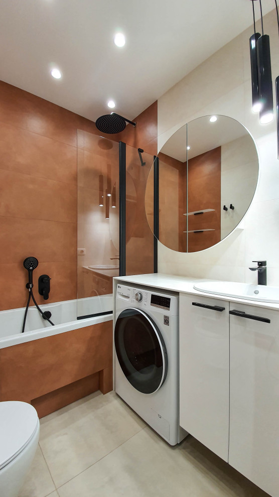 Cette image montre une salle de bain principale design avec un placard à porte plane et meuble-lavabo encastré.
