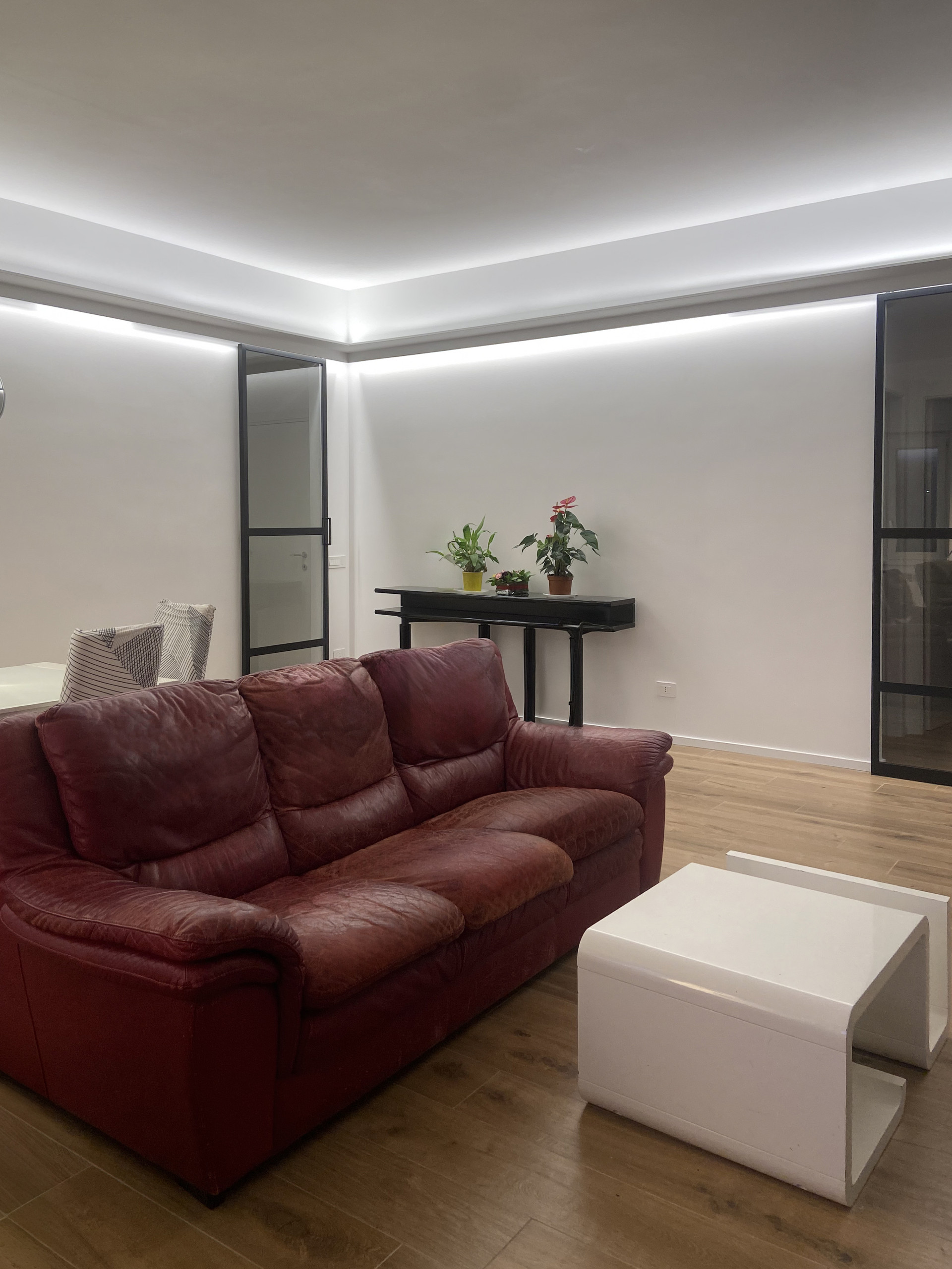Quattro vetrate industriali nel living