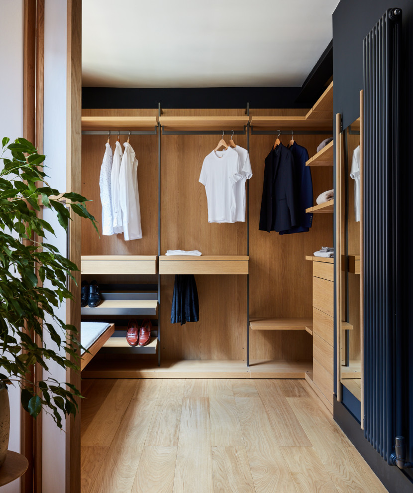 Exempel på ett litet modernt walk-in-closet för män, med mellanmörkt trägolv, öppna hyllor och skåp i ljust trä