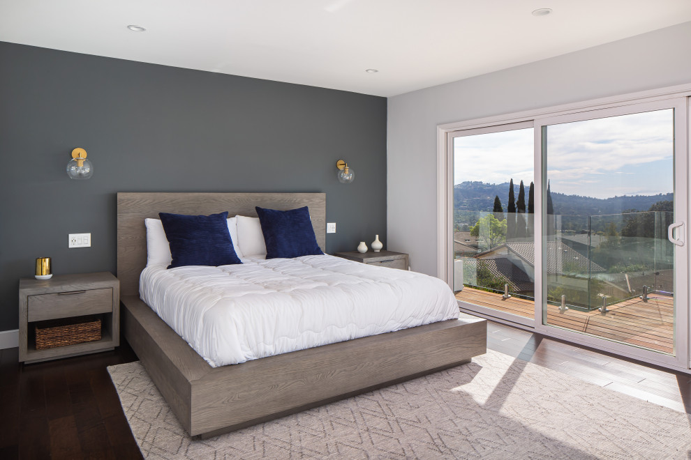 Свежая идея для дизайна: хозяйская спальня среднего размера в стиле ретро с серыми стенами, темным паркетным полом и коричневым полом без камина - отличное фото интерьера