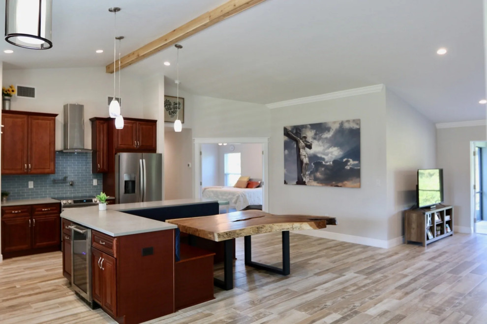 Example of a mid-sized mountain style kitchen design