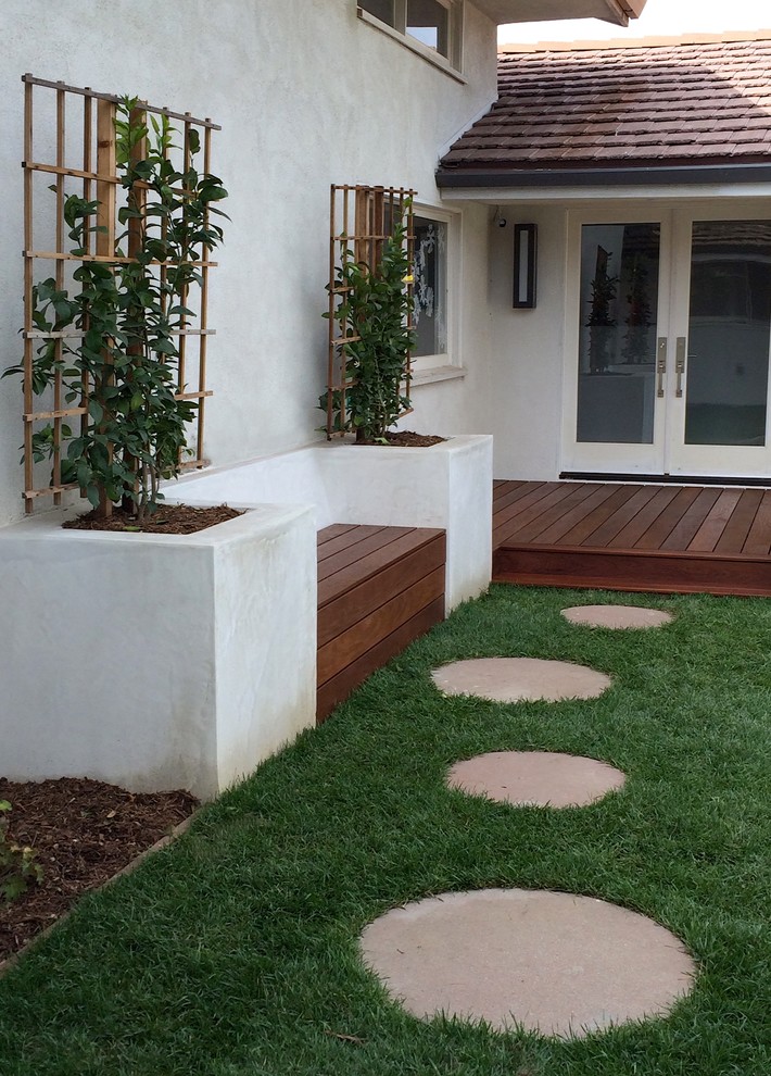Photo of a contemporary deck in Los Angeles.