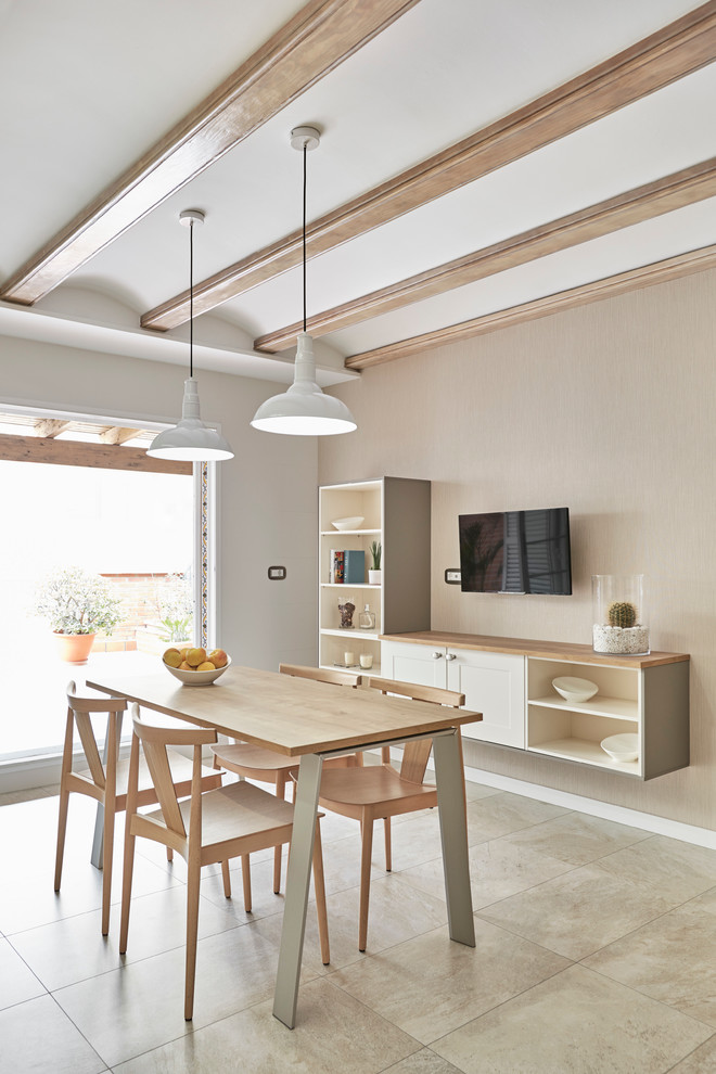 Diseño de comedor clásico renovado de tamaño medio cerrado con paredes beige, suelo de baldosas de porcelana y suelo beige