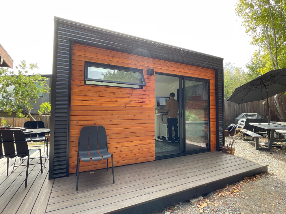Свежая идея для дизайна: маленький кабинет в стиле модернизм с белыми стенами и полом из винила для на участке и в саду - отличное фото интерьера
