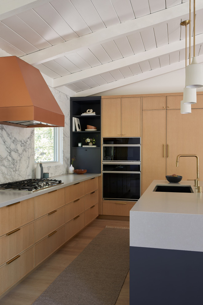 Idéer för ett mellanstort retro grå kök, med en undermonterad diskho, skåp i shakerstil, skåp i ljust trä, bänkskiva i kvarts, vitt stänkskydd, stänkskydd i marmor, integrerade vitvaror, ljust trägolv, en köksö och brunt golv