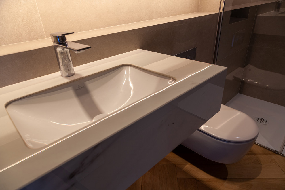 Foto di una stanza da bagno tradizionale con ante bianche, WC sospeso, pareti beige, pavimento in legno massello medio, lavabo a colonna, un lavabo e mobile bagno freestanding