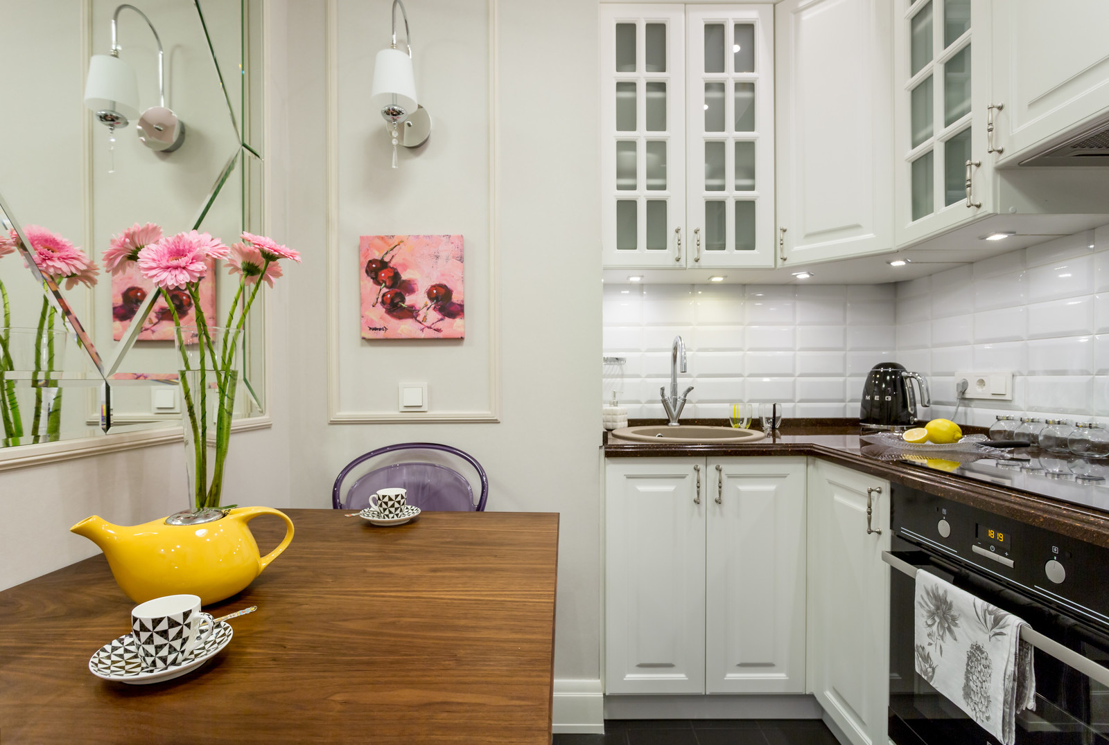 Белое, черное и яркие тона - реализованный проект квартиры в Москве.