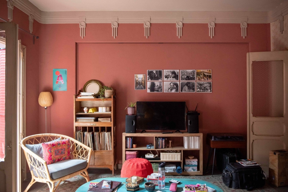 Bild på ett stort eklektiskt allrum med öppen planlösning, med ett bibliotek, rosa väggar, klinkergolv i keramik, en bred öppen spis, en inbyggd mediavägg och flerfärgat golv