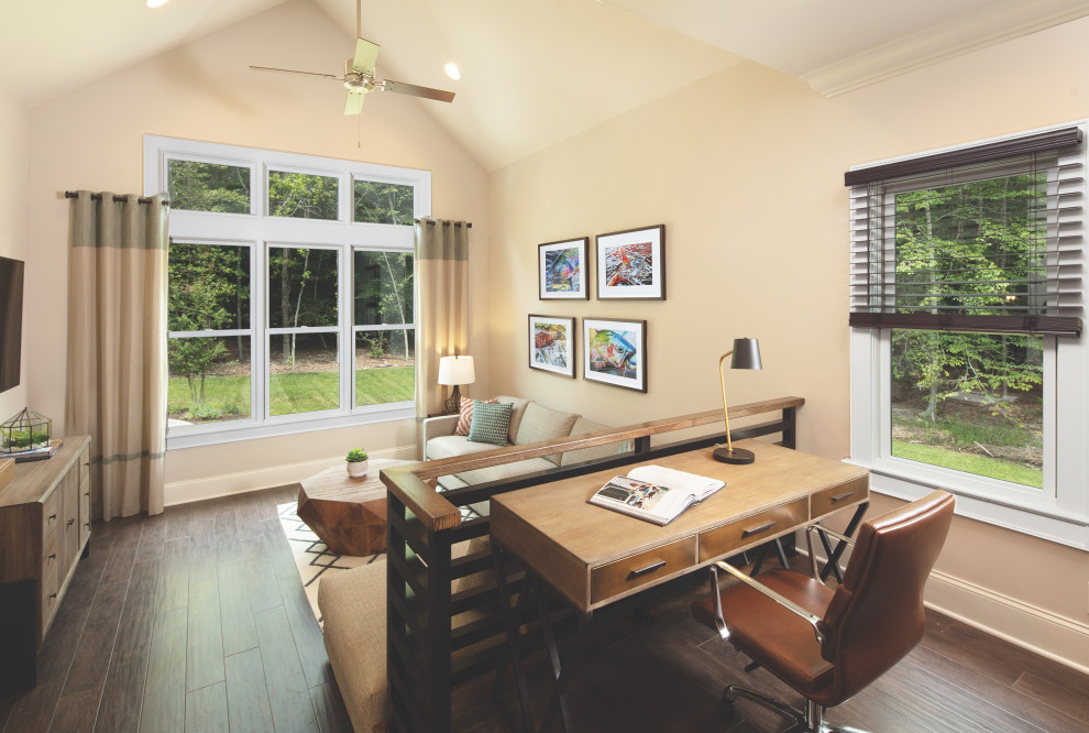 Immagine di un ampio ufficio country con pareti beige, parquet scuro, scrivania autoportante e soffitto a volta