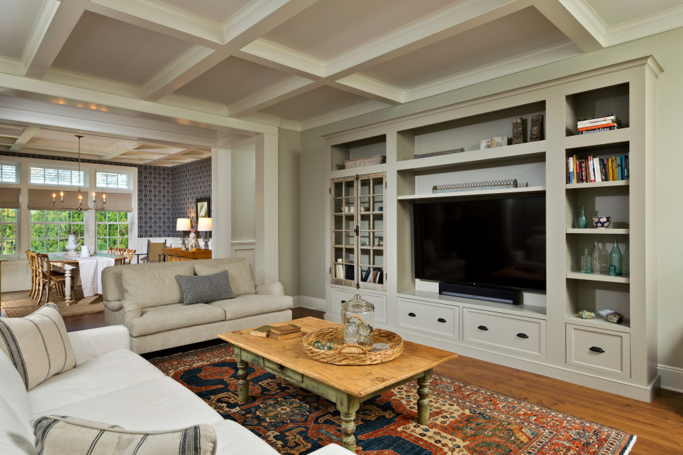 Exemple d'un salon éclectique de taille moyenne et ouvert avec un mur vert, un sol en bois brun, une cheminée standard, un manteau de cheminée en brique, un téléviseur encastré, un sol marron et un plafond à caissons.