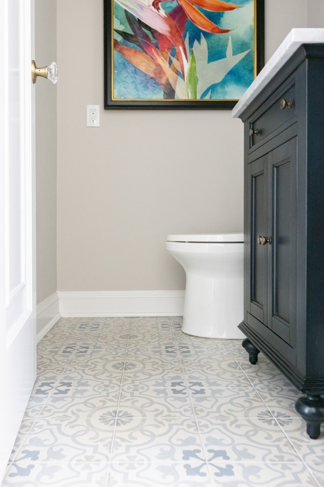Cette photo montre un WC et toilettes chic de taille moyenne avec un placard avec porte à panneau encastré, des portes de placard bleues, WC séparés, un mur gris, un sol en carrelage de porcelaine, une vasque, un plan de toilette en marbre, un sol bleu, un plan de toilette blanc et meuble-lavabo encastré.