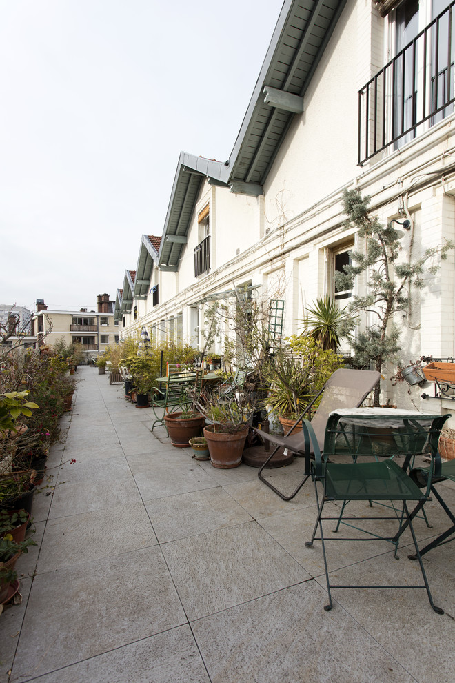 Photo of an expansive industrial balcony in Paris with a pergola.