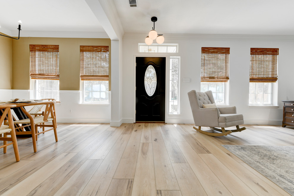 Geräumige Klassische Haustür mit beiger Wandfarbe, Vinylboden, Einzeltür, schwarzer Haustür, beigem Boden, eingelassener Decke und Tapetenwänden in Austin