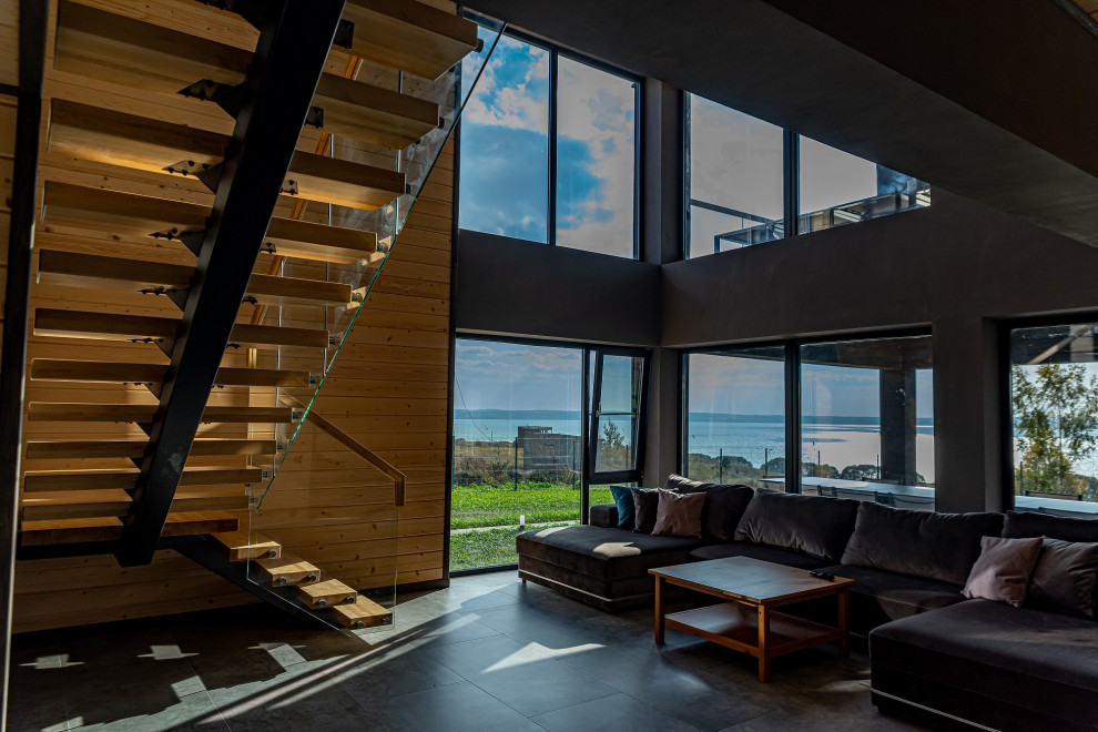 Лестница на монокосоуре со стеклянным ограждением