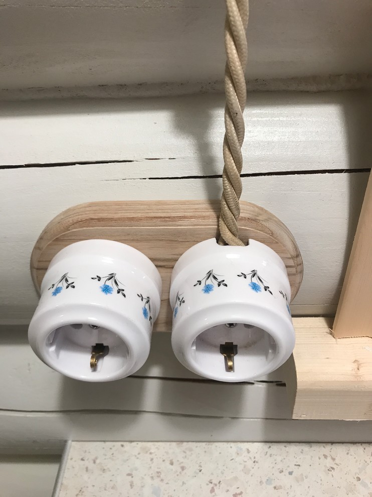 Розетки и выключатели в стиле ретро, монтаж в бревенчатом доме