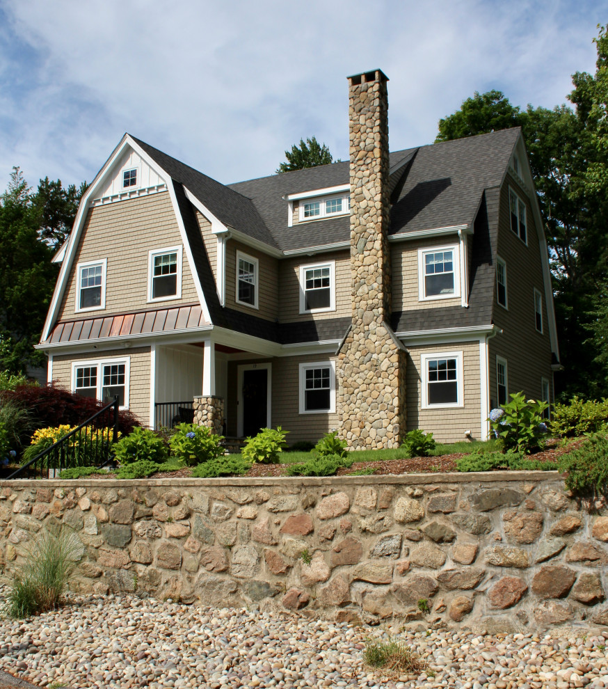 Exempel på ett mellanstort amerikanskt beige hus, med tre eller fler plan, blandad fasad, mansardtak och tak i mixade material