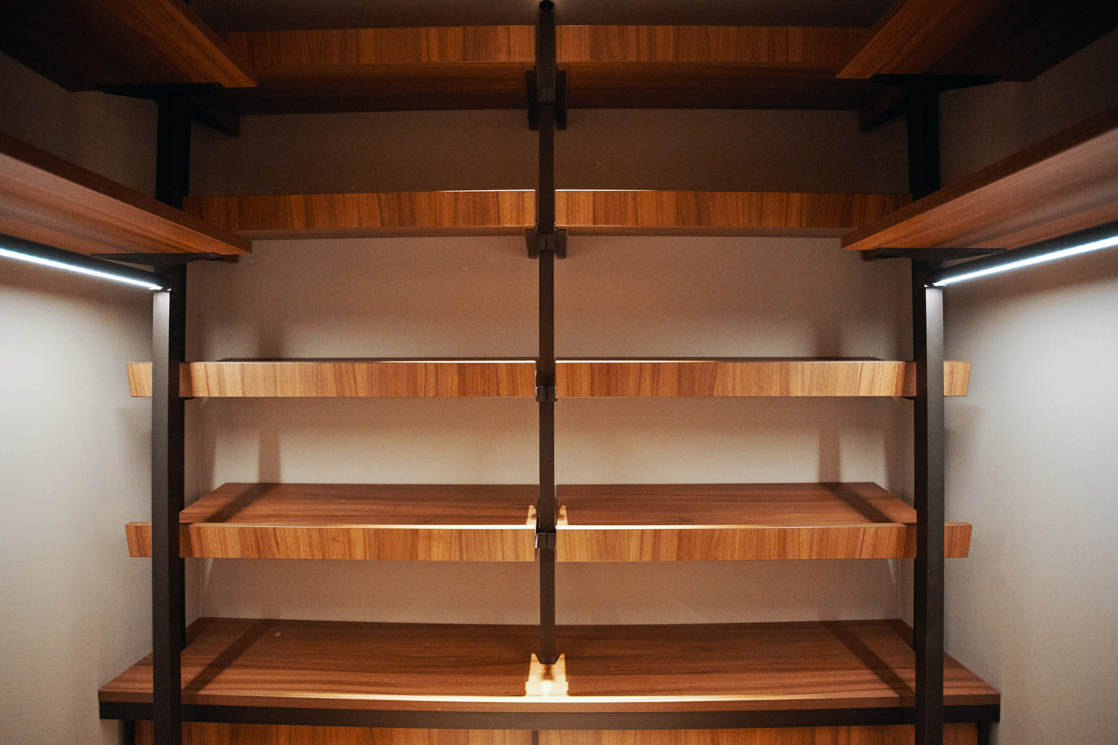 raumplus в интерьере квартиры на Минской, гардеробная UNO коридор