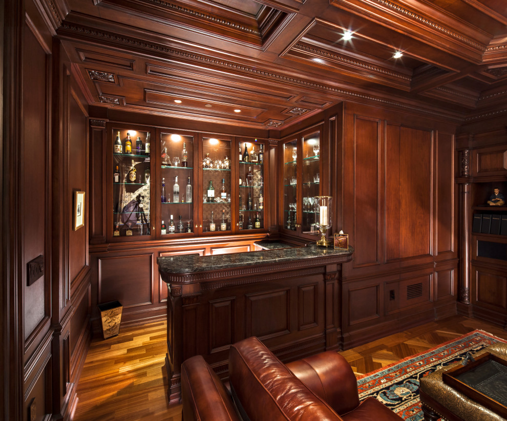 Exemple d'un salon chic en bois de taille moyenne et fermé avec un bar de salon, un mur marron, parquet clair, un téléviseur encastré, un sol marron et un plafond à caissons.