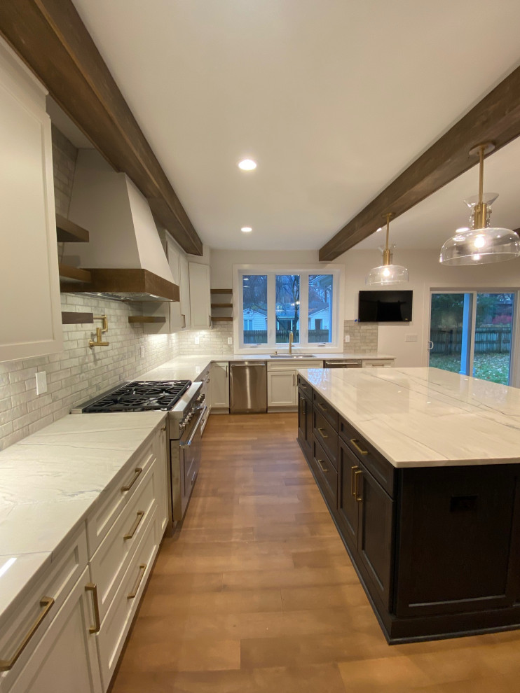Kitchen - transitional kitchen idea in Columbus