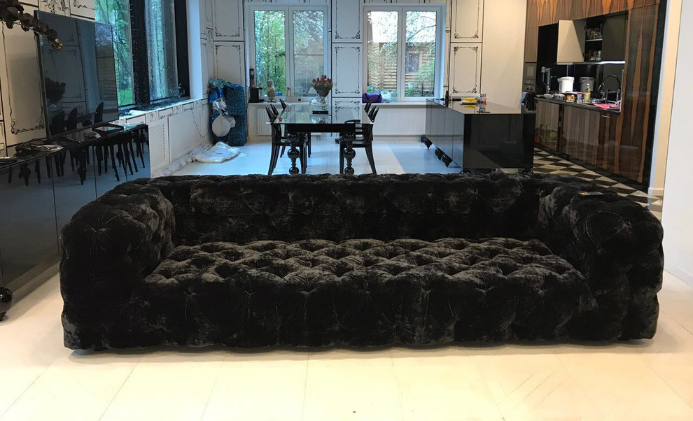 Интерьерный трехметровый диван.