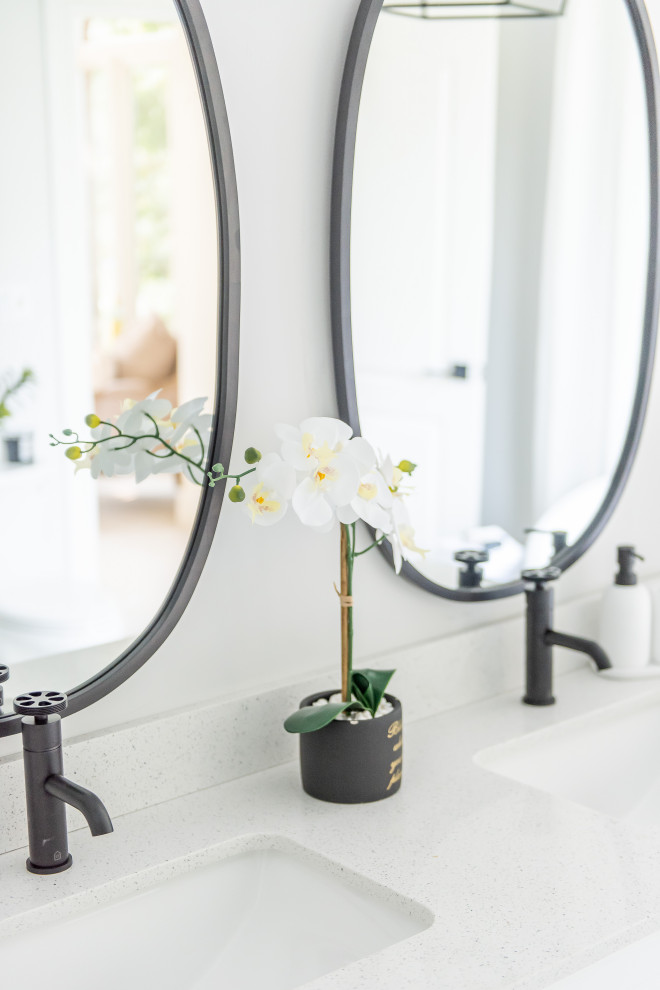 Home design - transitional home design idea in Toronto