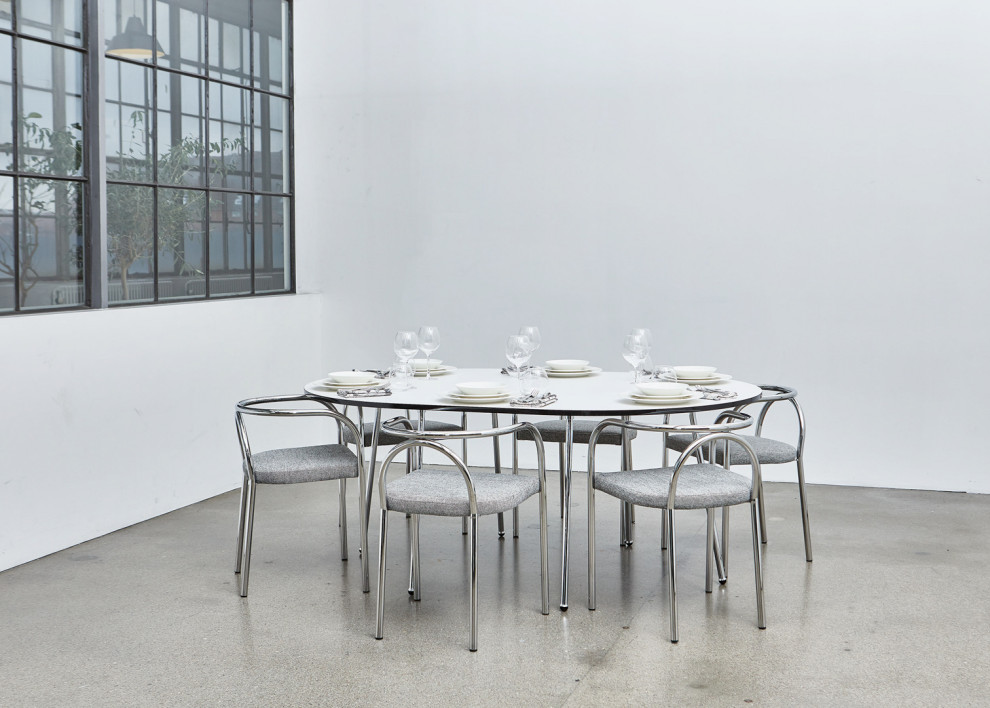 Пример оригинального дизайна: столовая в скандинавском стиле с белыми стенами и серым полом без камина