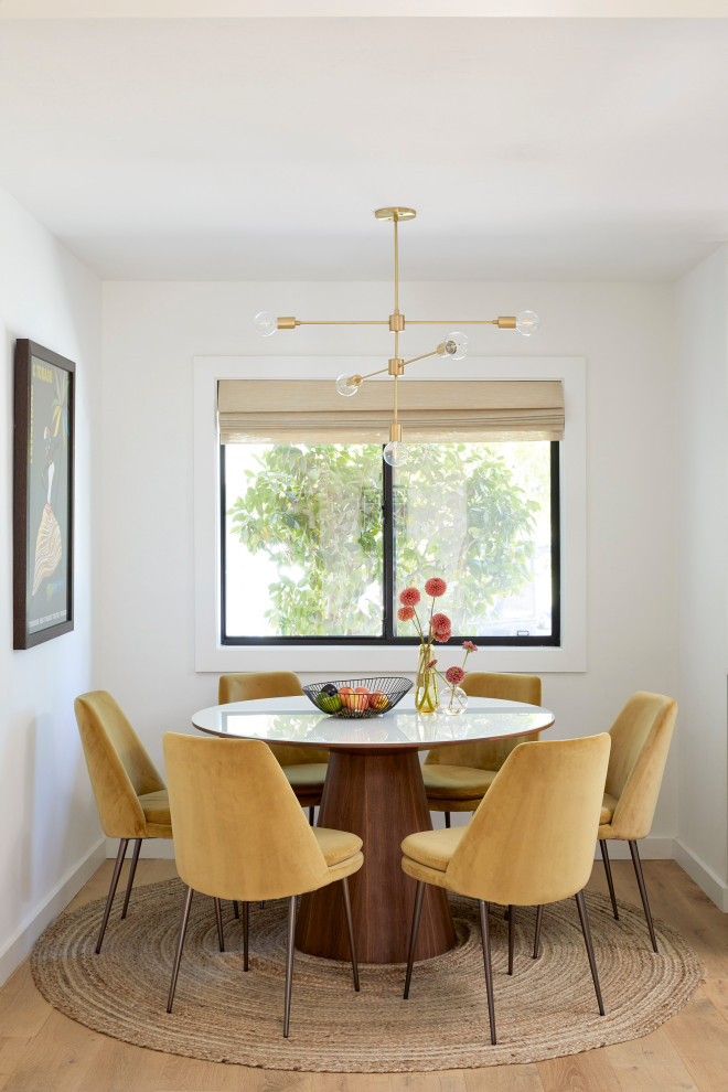 Exemple d'une petite salle à manger rétro avec un mur blanc, parquet clair et aucune cheminée.