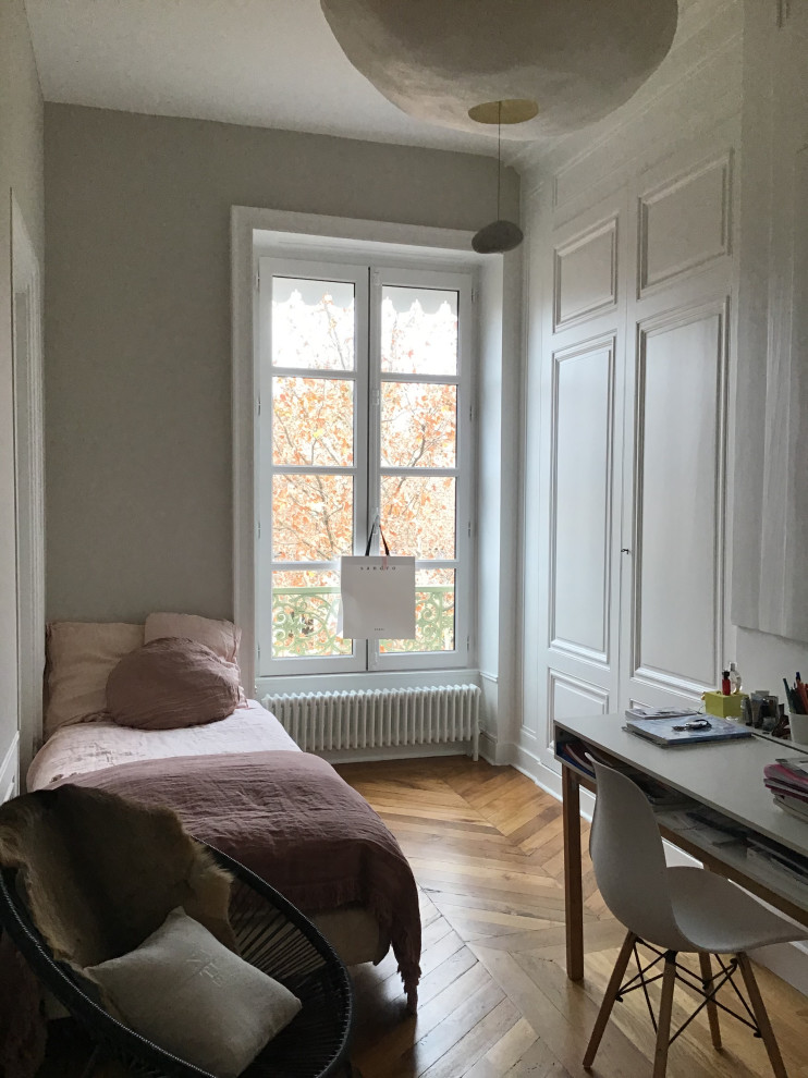 Kleines Klassisches Gästezimmer mit grauer Wandfarbe in Lyon