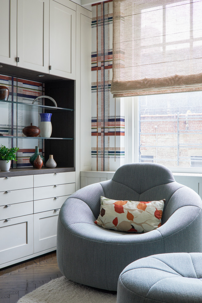 Imagen de despacho clásico renovado de tamaño medio con paredes multicolor, escritorio empotrado y papel pintado