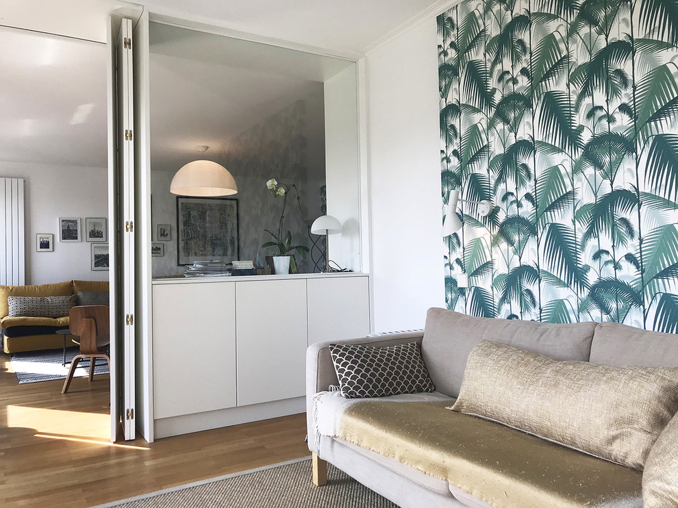 Chambre d'amis?[Cette photo montre chambre d'amis With un mur vert and parquet clair.]:[Cette photo montre chambres d'amis With un mur vert and parquet clair.]