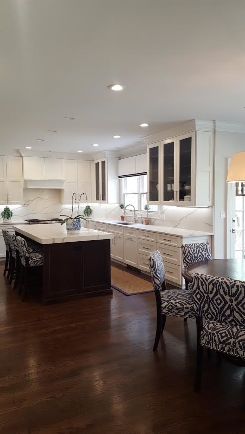 Example of a transitional kitchen design in Chicago