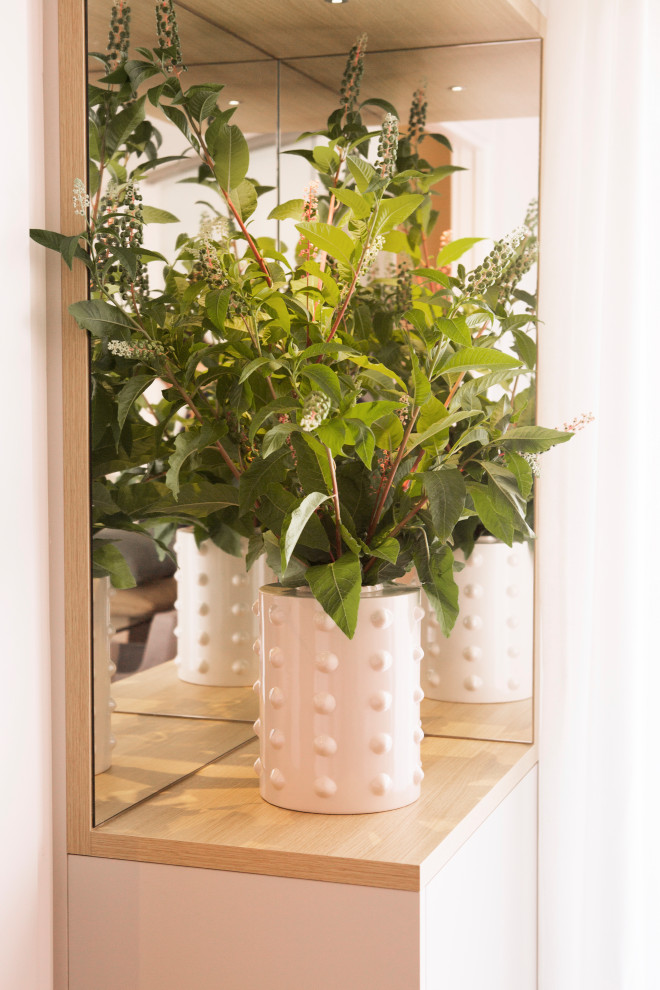 Ejemplo de dormitorio principal y beige y blanco contemporáneo con paredes blancas y suelo de madera en tonos medios