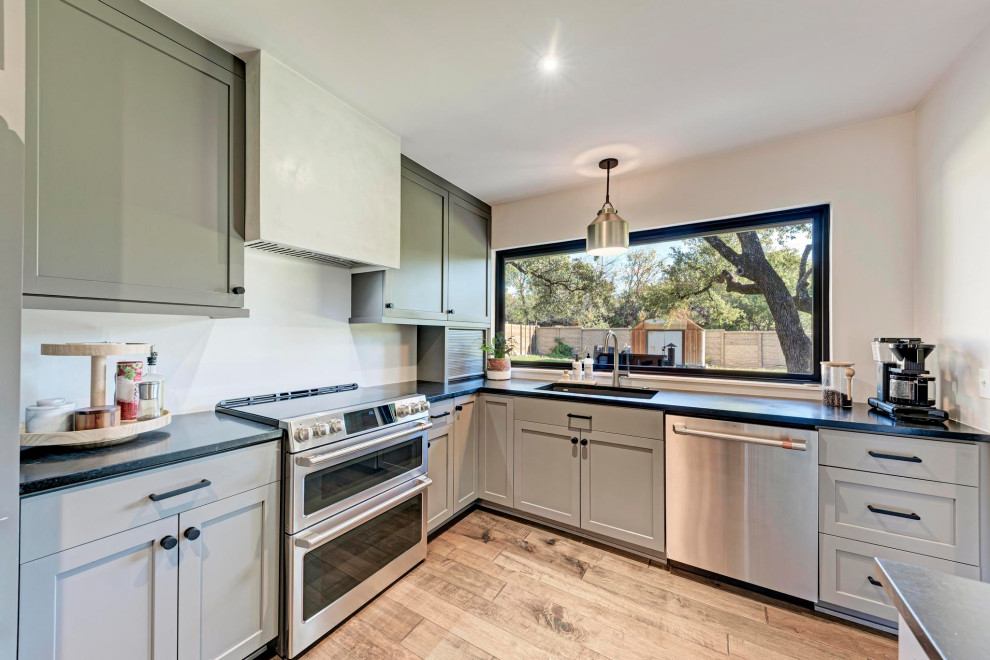 Kitchen - transitional kitchen idea in Austin