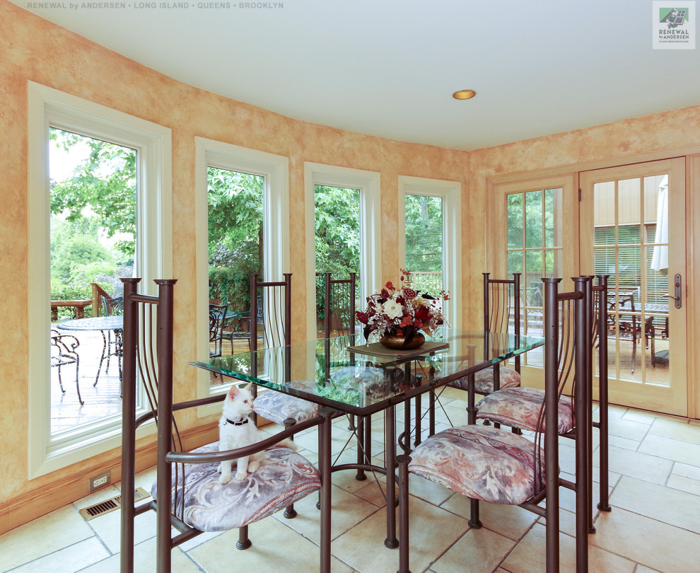 Esempio di una sala da pranzo aperta verso la cucina di medie dimensioni con pareti arancioni, pavimento con piastrelle in ceramica, nessun camino, pavimento beige e carta da parati