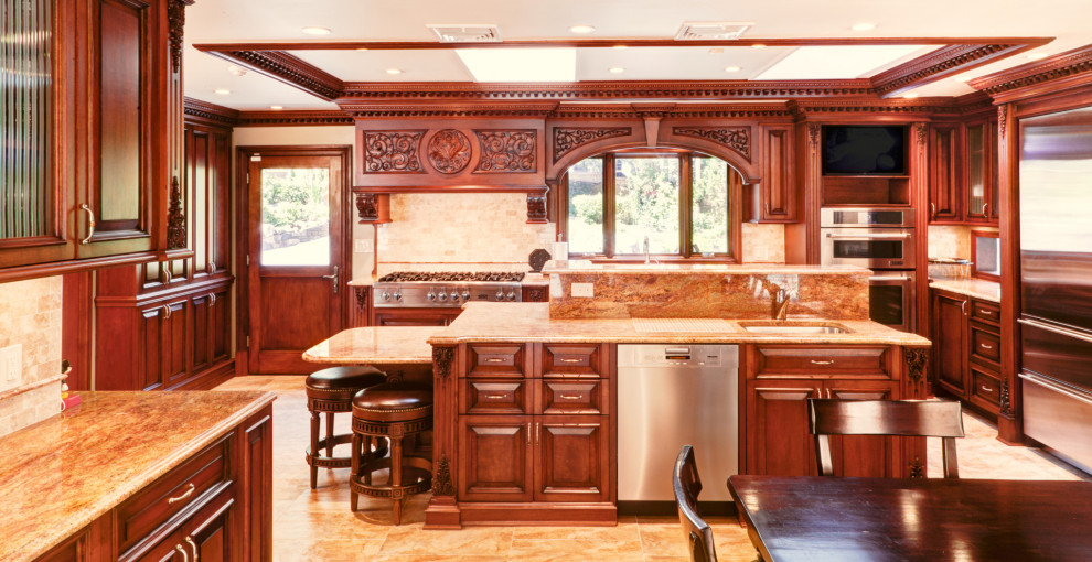 Foto på ett stort vintage brun kök, med en integrerad diskho, skåp i shakerstil, bruna skåp, bänkskiva i kvarts, beige stänkskydd, rostfria vitvaror, en köksö och beiget golv