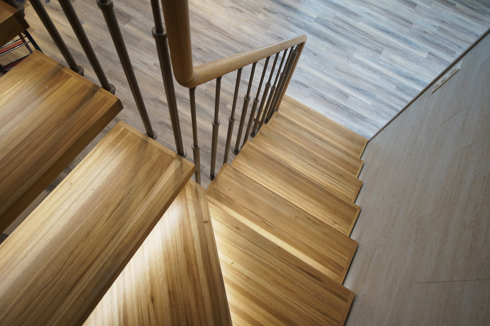 Лестница в двухуровневую квартиру на Пушкина