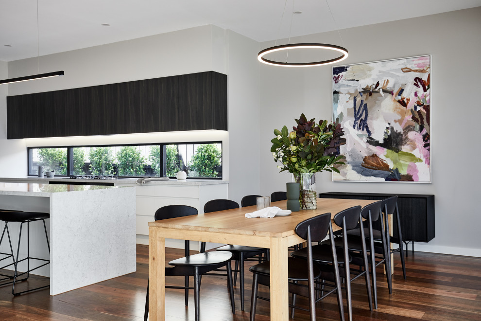 Offenes, Geräumiges Modernes Esszimmer mit grauer Wandfarbe, braunem Holzboden und braunem Boden in Melbourne
