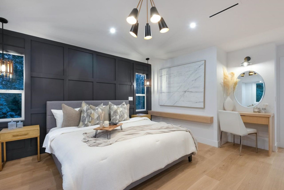 Großes Modernes Hauptschlafzimmer mit schwarzer Wandfarbe, hellem Holzboden und beigem Boden in Vancouver
