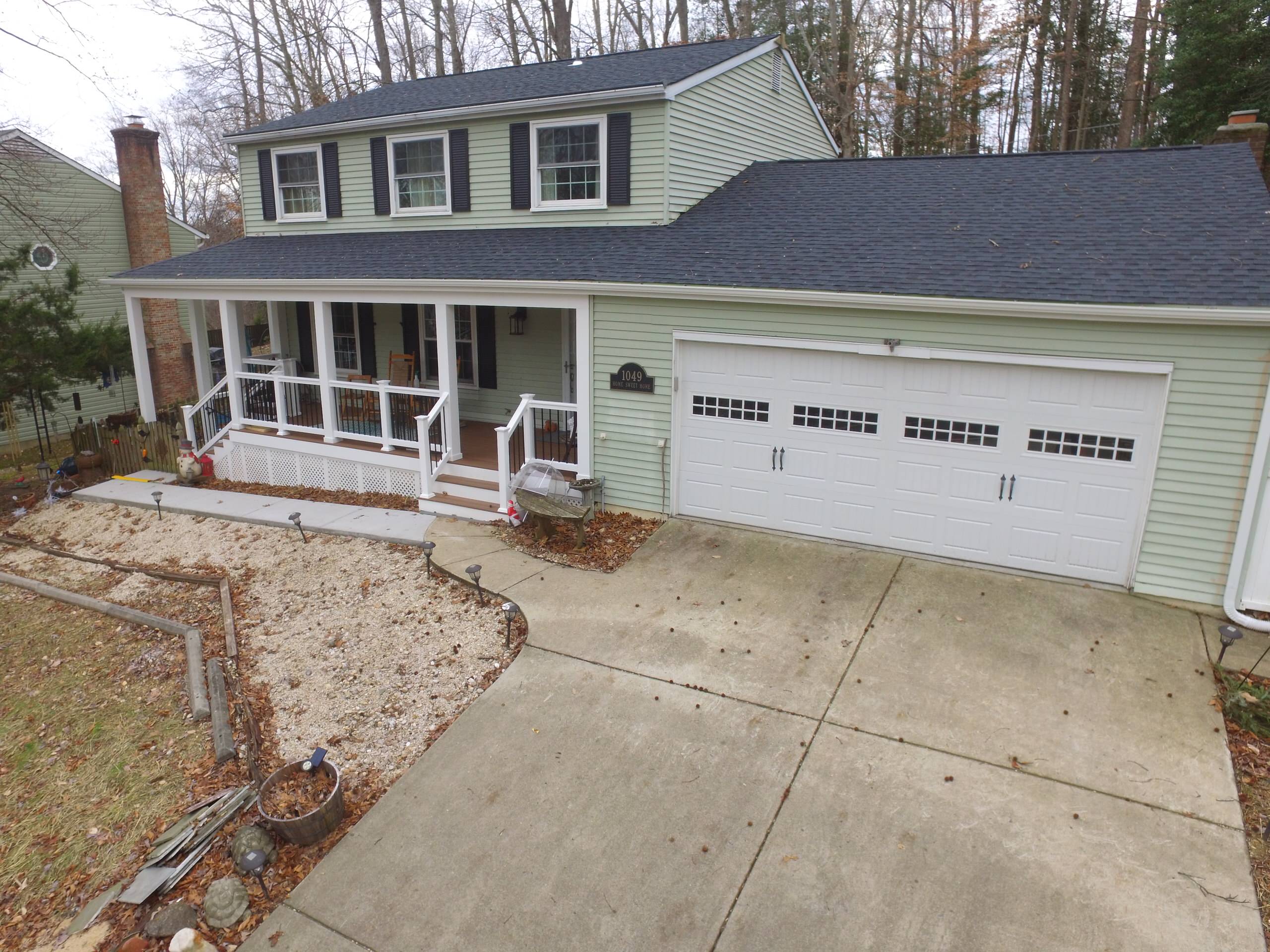 Front Porch w/ Breezeway to Basement