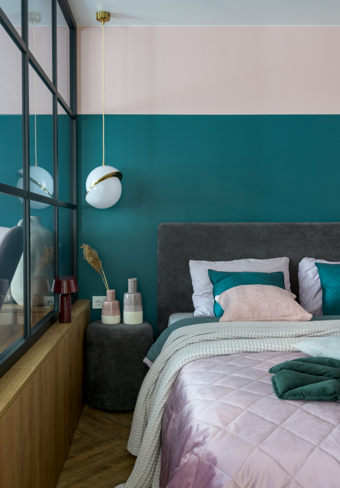 Свежая идея для дизайна: маленькая хозяйская спальня в современном стиле с зелеными стенами, полом из винила, коричневым полом и кроватью в нише для на участке и в саду - отличное фото интерьера