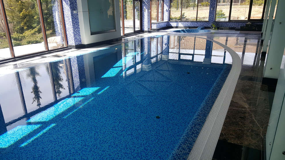 Бассейн в загородном доме