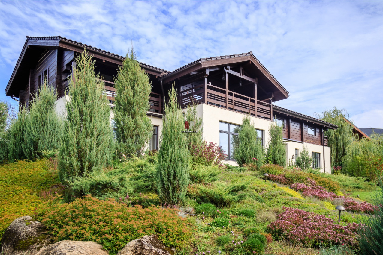 Дом на крутом склоне