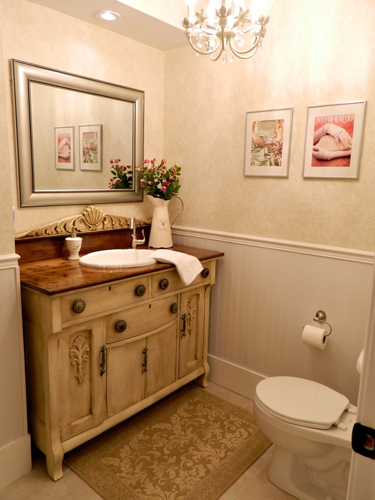 Photo of a traditional powder room in Toronto.