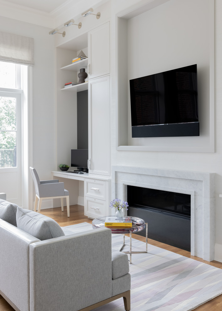 ボストンにある高級な中くらいなトランジショナルスタイルのおしゃれなオープンリビング (白い壁、無垢フローリング、標準型暖炉、石材の暖炉まわり、壁掛け型テレビ、壁紙) の写真